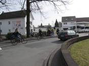 Bild 3: Auch der Gehweg hinter der LSA am Wachtelweg wird regelwidrig in Gegenrichtung befahren.