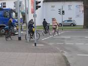 Bild 1: In der signalisierten Fahrtrichtung sind die Gehwege vor und hinter der LSA nicht für Radfahrer freigegeben.