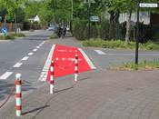 Bild 8: Die Markierungen leiten zum verkehrswidrigen und gefährlichen Geisterradeln an.