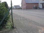 Bild 3: Auch wenn der Pkw-Fahrer weit in den Rad- Gehweg hineinfährt, ist die Sicht noch nicht ausreichend