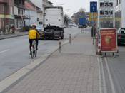 Bild 7: Da der (Rad-) Gehweg unzumutbar ist, fahren einzelne Radfahrer verbotswidrig auf der Fahrbahn