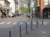 Bild 8, April 2015: Das Zusatzzeichen "Radverkehr frei" wurde auf die rechte Fahrbahnseite versetzt.