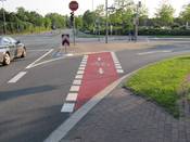 Bild 6: Die Pfeilmarkierungen in beide Richtungen könnte Radfahrer dazu veranlassen, den Radweg entgegen der Fahrtrichtung zu benutzen. Der Pfeil entgegen der Fahrtrichtung sollte entfernt werden.
