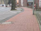 Bild 5: ... mit ungeeigneten Betonsteinen gepflastert, nur ca. 1,60 m schmal, ...