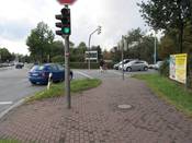 Bild 2: Geradeaus fahrende Radfahrer müssen rechts neben den Rechtabbiegern fahren. Sie bekommen nur 10 Sekunden grün, Kfz bekommen 30 Sekunden grün.