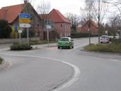 Bild 6: Um von der Fahrbahn des Kreisverkehrs den Anfang des linken benutzungspflichtigen Rad- Gehwegs zu erreichen, ...