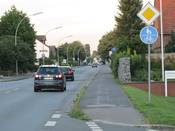 Bild 1: Der Gehweg ist für Radfahrer benutzungspflichtig.