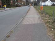 Bild 1: In Fahrtrichtung Verler Straße: Der Radweg mündet auf den Gehweg.