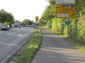 Bild 1: In Fahrtrichtung Kiebitzstraße: Kurz vor der Kreuzung werden Radfahrer auf den Radweg gezwungen.