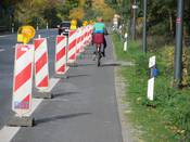 Bild 2: Radfahrer benutzen den Seitenstreifen.