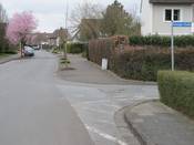 Bild 3: In Fahrtrichtung rechts wurden die Verkehrszeichen entfernt. Ob der Geh-/Radweg rechtsseitig befahren werden darf, ist unklar.