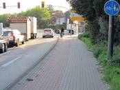 Bild 1: Nordring / Marienfelder Str. FR Rheda-Wiedenbrück: Geradaus fahrende Radfahrer werden rechts neben den Rechtsabbiegern geführt