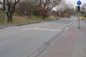 Bild 1: An der Avenwedder Str. muss in Richtung Friedrichsdorf der rechte oder linke Rad- Gehweg benutzt werden