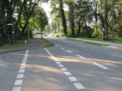 Bild 3: Radfahrer, die aus der Straße Am Ehrenmal nach links abbiegen ...
