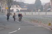 Bild 6: Auch die Schüler fahren hier verbotswidrig auf der linken Straßenseite...