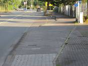 Bild 3: In Fahrtrichtung Stadtring Kattenstroth: An einer Bushaltestelle sollen Radfahrer auf die Nebenanlage wechseln.