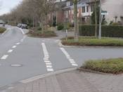 Bild 1: Der Geh-/ Radweg endet vor der Einmündung.