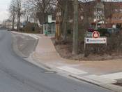 Bild 6: ... ist der Gehweg zu schmal. Im September 2012 wurde ein Piktogramm "Fußgänger" markiert. Radfahrer müssen hier auf die Fahrbahn wechseln.