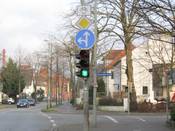 Bild 7: Das Zusatzzeichen sollte unter dem Verkehrszeichen, auf das es sich bezieht, angebracht werden.