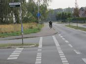 Bild 1: Ab der Einmündung Eichendorffstraße muß der linke Geh-/Radweg benutzt werden.