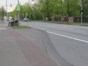 Bild 4: Um den Rad- Gehweg aus Richtung Avenwedde / Carl-Miele-Str. zu erreichen, wechseln Radfahrer an der Ampel die Seite ...