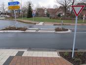 Bild 4: In Richtung Gütersloh: Radfahrer müssen warten, 4 Rampen überfahren ...