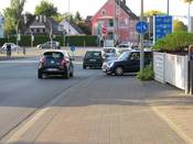 Bild 1: In Fahrtrichtung stadtauswärts müssen Radfahrer an einer stark frequentierten und unübersichtlichen Tankstellenausfahrt nun auf den Radweg wechseln.