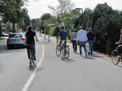 Bild 2: Der Geh-/ Radweg ist für die gemeinsame Führung von Fußgängern und Radfahrern zu schmal.