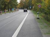 Bild 10: Die Fahrbahn wurde kürzlich erneuert. Die zulässige Höchstgeschwindigkeit war danach auf 50 km/h begrenzt. Ende Oktober wurde sie wieder auf 70 km/h heraufgesetzt.