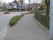 Bild 5: ... direkt vor dem Kreisverkehr beginnt eine nicht benutzungspflichtige Radverkehrsanlage