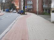 Bild 10: Im Zuge der Straßenerneuerung wurde ein getrennter Geh-/ Radweg angelegt.