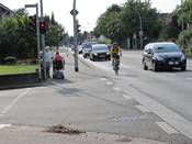 Bild 4: Der Gehweg ist unzumutbar, daher benutzen einige Radfahrer regelwidrig aber problemlos die Fahrbahn.