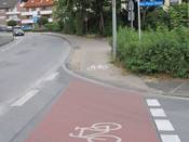 Bild 7: Der in Fahrtrichtung Verler Straße rechte Gehweg wurde mit Piktogrammen "Radfahrer" gekennzeichnet.