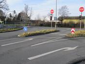 Bild 3: Radfahrende, die von der Fahrbahn aus nach rechts abbiegen wollen ...
