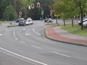 Bild 8: Radfahrer sollen sich nicht einordnen. Der Radweg zwingt dazu, ein Stück nach rechts abzubiegen.