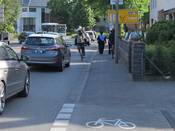 Bild 4: ... müssen Radfahrende anhalten oder auf die Fahrbahn wechseln.