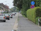 Bild 1: Der sehr unebene (Rad-) Gehweg muss von Radfahrern benutzt werden