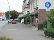 Bild 1: Der Gehweg ist für Radfahrer freigegeben ...