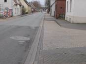 Bild 5: In Fahrtrichtung rechts darf der Gehweg nicht befahren werden