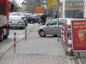 Bild 5: Ständig stehen wartende Kfz auf dem (Rad-) Gehweg