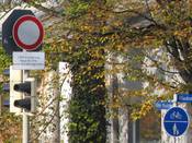 Bild 3: Die Fahrbahn ist für LKW- Anliegerverkehr zu Haus- Nr. 7 reserviert