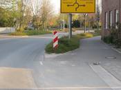 Bild 3: Aus Richtung Neuenkirchen kommend beginnt an der Langen Str. vor dem Kreisverkehr eine nicht benutzungspflichtige Radverkehrsanlage