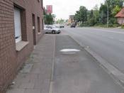 Bild 2: Die Ausfahrt einer Tankstelle ist unübersichtlich, regelmäßig stehen Kfz auf dem Geh-/Radweg