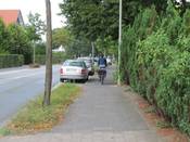 Bild 7: ... und leitet zum regelwidrigen Gehwegradeln an.