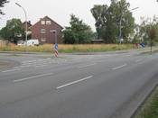 Bild 2: Rad fahrende müssen kurz vor dem Kreisverkehr auf die linke Straßenseite wechseln.
