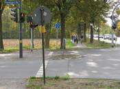 Bild 3, Fahrtrichtung stadteinwärts: Vor der Baustelle müssen Radfahrer den linken Geh-/ Radweg benutzen und dürfen hier nicht auf die rechte Straßenseite wechseln.