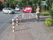 Bild 5: An der Einmündung der Sankt-Anna-Straße endet der Geh-/ Radweg. Geradeaus fahrende Radfahrer werden durch Absperrpfosten und -Ketten behindert.
