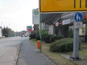 Bild 4: Bisher war der Gehweg mittels Z 239 iVm ZZ 1022-10 für den Radverkehr freigegeben.