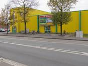 Bild 1: Zwar befindet sich in Höhe der Ampel eine Auffahrt auf den Bordstein, jedoch müssten Radfahrer von dort zurück zum Parkplatz schieben