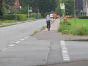 Bild 7: Nach dem Entfernen der Zeichen 240 ist nicht erkennbar, ob auf den grau gepflasterten Gehwegen Radverkehr zulässig ist.